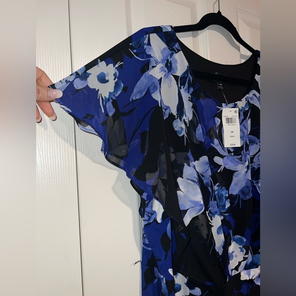 👗 NWT! Blue Floral Flutter Sleeve Dress - Picture 6 of 7